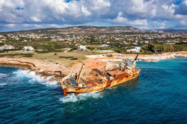 Kıbrıs Rum Kesimi 'nin Paphos yakınlarındaki Peyia kıyı şeridinde terk edilmiş Edro III Gemi Enkazı. Kıbrıs 'ta suyun kıyısındaki tarihi Edro III Batık alanı. Batık EDRO III, Pegeia, Paphos 'un hava manzarası.
