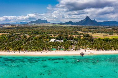 Flic en Flac plajı. Arka planda güzel tepeler var Mauritius. Muhteşem sahil manzaralı Mauritius Adası Flic en Flac, İHA 'dan hava manzaralı. Flic en Flac Plajı, Mauritius Adası.