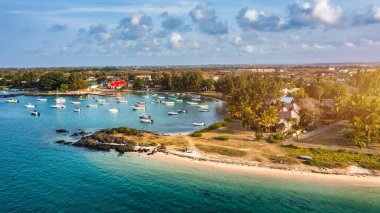 Cap Malheureux köyü, Mauritius Adası. Notre Dame de Auxiliatrice, Mauritius Adası, Hint Okyanusu 'ndaki Cap Malheureux tropikal köyünde kırmızı çatılı kırsal kilise..