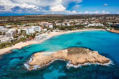 Kıbrıs Rum Kesimi 'nin Ayia Napa kentindeki güzel Nissi plajının hava manzarası. Kıbrıs 'ın Ayia Napa kentindeki Nissi plajı. Kıbrıs Rum Kesimi 'nin Aiya Napa kentindeki gök mavisi bir su manzarası ve Nissi plajı.