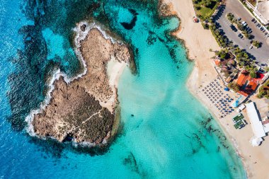 Kıbrıs Rum Kesimi 'nin Ayia Napa kentindeki güzel Nissi plajının hava manzarası. Kıbrıs 'ın Ayia Napa kentindeki Nissi plajı. Kıbrıs Rum Kesimi 'nin Aiya Napa kentindeki gök mavisi bir su manzarası ve Nissi plajı.