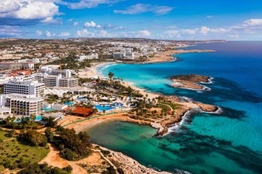 Kıbrıs Rum Kesimi 'nin Ayia Napa kentindeki güzel Nissi plajının hava manzarası. Kıbrıs 'ın Ayia Napa kentindeki Nissi plajı. Kıbrıs Rum Kesimi 'nin Aiya Napa kentindeki gök mavisi bir su manzarası ve Nissi plajı.