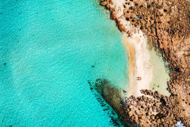 Kıbrıs Rum Kesimi 'nin Ayia Napa kentindeki güzel Nissi plajının hava manzarası. Kıbrıs 'ın Ayia Napa kentindeki Nissi plajı. Kıbrıs Rum Kesimi 'nin Aiya Napa kentindeki gök mavisi bir su manzarası ve Nissi plajı.