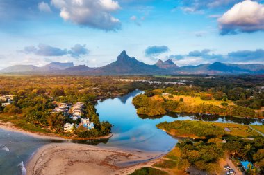 Tamarin Körfezi 'nden, Kara Nehir' den, Mauritius adasının manzaralı manzarasından uzaklaşın. Mauritius adasının güzel doğa ve manzaraları. Geri kalan dağlar Tamarin Körfezi 'nden görünüyor, Mauritius.