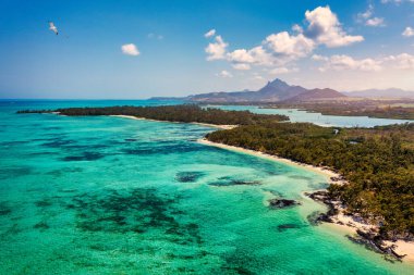 Ile aux Cerfs adası. Huzurlu sahil manzarası, akuamarin denizi ve yumuşak kum, Ile aux Cerfs, Mauritius, Hint Okyanusu, Afrika. Mauritius 'taki Ile aux Cerf, güzel su ve nefes kesici manzara..
