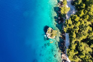 Hırvatistan 'ın Dalmaçya kıyısındaki Brela kentinin Kamen Brela sembolü. Kamen Brela, Makarska Riviera, Dalmaçya, Hırvatistan 'daki küçük ünlü ada.