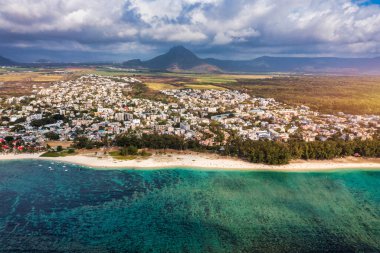 Flic en Flac plajı. Arka planda güzel tepeler var Mauritius. Muhteşem sahil manzaralı Mauritius Adası Flic en Flac, İHA 'dan hava manzaralı. Flic en Flac Plajı, Mauritius Adası.