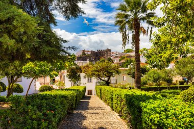 Tavira şehri manzarası, Tavira, Algarve, Portekiz 'in büyüleyici mimarisi. Tavira Kilisesi 'nin Santiago' su güzel Tavira şehrinin eski bir kasabasında güneşli bir günde. Algarve bölgesi, Portekiz