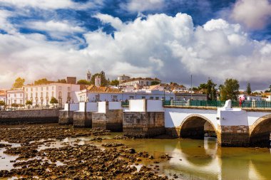 Tavira şehri manzarası, Tavira, Algarve, Portekiz 'in büyüleyici mimarisi. Tavira Kilisesi 'nin Santiago' su güzel Tavira şehrinin eski bir kasabasında güneşli bir günde. Algarve bölgesi, Portekiz