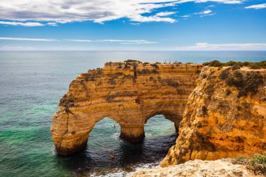 Praia da Marinha, Portekiz, Algarve 'deki güzel sahil Marinha. Deniz Sahili (Praia da Marinha), Algarve 'deki Lagoa Belediyesinin Atlantik kıyısında yer alan plajda uçan martılara sahiptir..