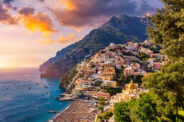 İtalya 'nın Campania kentindeki Amalfi Sahili' nde rahat plaj ve mavi deniz manzarası. Amalfi kıyısındaki Positano köyü, Salerno, Campania. Güzel Positano, Campania 'daki Amalfi Sahili.