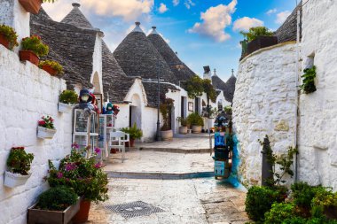 Geleneksel Trulli evleri Alberobello şehrinde, Apulia, İtalya 'da. Trulli 'nin geleneksel çatıları üzerindeki şehir, bölgenin orijinal ve eski evleri, Apulia, Alberobello, Puglia, İtalya. 