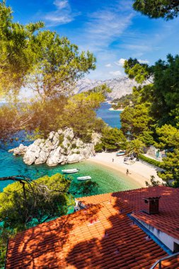 Hırvatistan 'ın Makarska Riviera kentinin Brela kentindeki güzel Podrace plajının muhteşem hava manzarası. Hırvatistan 'ın Makarska Riviera, Brela ve Dalmaçya bölgesindeki Podrace plajı ve liman manzarası.