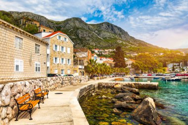 Hırvatistan 'ın güney Dalmaçya bölgesindeki Dubrovnik takımadalarından Idyllic köyü. Adriyatik 'in Mlini liman manzaralı köyü, Hırvatistan' ın Dubrovnik kıyı şeridi.