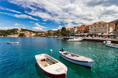 Hırvatistan 'ın güneyinde, Adriyatik Denizi, Avrupa' ya bakan bir kent. Hırvatistan 'ın ünlü Dubrovnik kentinin eski şehir merkezi. Dubrovnik eski kasabası (ortaçağ Ragusa) ve Dalmaçya Sahili manzarası.