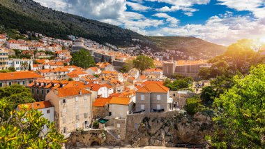 Hırvatistan 'ın güneyinde, Adriyatik Denizi, Avrupa' ya bakan bir kent. Hırvatistan 'ın ünlü Dubrovnik kentinin eski şehir merkezi. Dubrovnik eski kasabası (ortaçağ Ragusa) ve Dalmaçya Sahili manzarası.