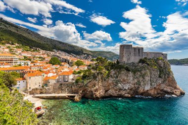 Hırvatistan 'ın güneyinde, Adriyatik Denizi, Avrupa' ya bakan bir kent. Hırvatistan 'ın ünlü Dubrovnik kentinin eski şehir merkezi. Dubrovnik eski kasabası (ortaçağ Ragusa) ve Dalmaçya Sahili manzarası.