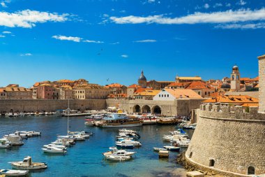 Hırvatistan 'ın güneyinde, Adriyatik Denizi, Avrupa' ya bakan bir kent. Hırvatistan 'ın ünlü Dubrovnik kentinin eski şehir merkezi. Dubrovnik eski kasabası (ortaçağ Ragusa) ve Dalmaçya Sahili manzarası.