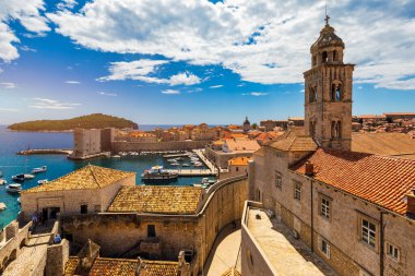 Hırvatistan 'ın güneyinde, Adriyatik Denizi, Avrupa' ya bakan bir kent. Hırvatistan 'ın ünlü Dubrovnik kentinin eski şehir merkezi. Dubrovnik eski kasabası (ortaçağ Ragusa) ve Dalmaçya Sahili manzarası.