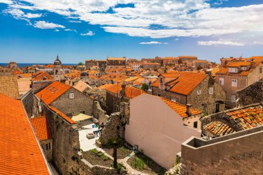 Hırvatistan 'ın güneyinde, Adriyatik Denizi, Avrupa' ya bakan bir kent. Hırvatistan 'ın ünlü Dubrovnik kentinin eski şehir merkezi. Dubrovnik eski kasabası (ortaçağ Ragusa) ve Dalmaçya Sahili manzarası.