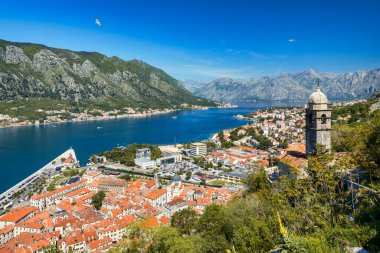 Karadağ 'ın eski Kotor kentinin manzarası. Kotor Körfezi, Adriyatik Denizi 'nin en güzel yerlerinden biridir. Tarihi Kotor Eski Kenti ve Adriyatik Denizi Kotor Körfezi, Karadağ.