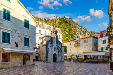 Karadağ 'ın eski Kotor kentinin manzarası. Kotor Körfezi, Adriyatik Denizi 'nin en güzel yerlerinden biridir. Tarihi Kotor Eski Kenti ve Adriyatik Denizi Kotor Körfezi, Karadağ.