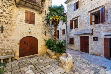 Karadağ 'ın eski Kotor kentinin manzarası. Kotor Körfezi, Adriyatik Denizi 'nin en güzel yerlerinden biridir. Tarihi Kotor Eski Kenti ve Adriyatik Denizi Kotor Körfezi, Karadağ.