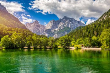 Slovenya Alpleri 'nin harika doğa manzarası. Jasna Gölü 'ndeki inanılmaz yaz manzarası. Triglav Ulusal Parkı. Kranjska Gora, Slovenya. Slovenya Krajsnka Gora 'da Jasna Dağı. 