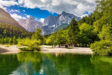 Slovenya Alpleri 'nin harika doğa manzarası. Jasna Gölü 'ndeki inanılmaz yaz manzarası. Triglav Ulusal Parkı. Kranjska Gora, Slovenya. Slovenya Krajsnka Gora 'da Jasna Dağı. 