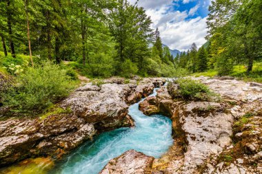 Slovenya Alplerinde Soca Nehri vadisi gibi. Great Soca Gorge (Velika korita Soce), Triglav Ulusal Parkı, Slovenya. Soca Nehri 'nin büyük kanyonu, Bovec, Slovenya. Triglav Ulusal Parkı 'ndaki Soca Vadisi.