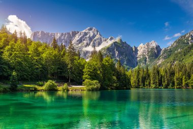 İtalya 'daki Lago Fusine Gölü. Arka planda Mangart zirvesi olan Fusine Gölü. Julian Alps 'in popüler seyahat yeri. Konum: Tarvisio komünü, Udine ili, İtalya, Avrupa.