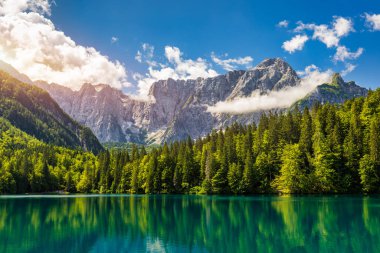 İtalya 'daki Lago Fusine Gölü. Arka planda Mangart zirvesi olan Fusine Gölü. Julian Alps 'in popüler seyahat yeri. Konum: Tarvisio komünü, Udine ili, İtalya, Avrupa.