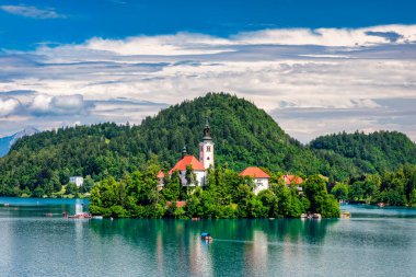 Slovenya 'da Kan Gölü. Güzel dağlar ve küçük hac kilisesi olan Kanlı Göl. Maria 'nın Hacı Kilisesi' yle birlikte adaya ve göle gitti. Kan, Slovenya, Avrupa.