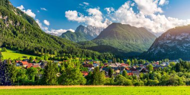 Slovenya 'nın Kranjska Gora kasabası yazın arka planda güzel doğa ve dağlarla birlikte. Slovenya 'daki Kranjska Gora' nın yanındaki dağ manzarası, Kranjska Gora kentinin tepesinden manzara.
