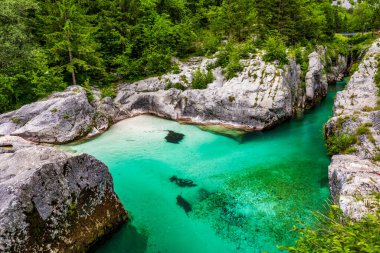 Slovenya Alplerinde Soca Nehri vadisi gibi. Great Soca Gorge (Velika korita Soce), Triglav Ulusal Parkı, Slovenya. Soca Nehri 'nin büyük kanyonu, Bovec, Slovenya. Triglav Ulusal Parkı 'ndaki Soca Vadisi.