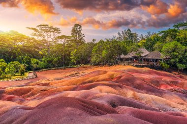 Mauritius Adası 'ndaki Chamarel Seven Colored Earth Geopark. Riviere Noire bölgesindeki bu volkanik jeolojik oluşum hakkında renkli panoramik manzara Chamarel Yedi Renkli Dünya Geopark.