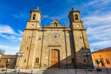 Gran Canaria 'daki Aguimes kasabası, Kanarya Adaları, İspanya. Aguimes 'in tarihi merkezi (Gran Canaria). Kanarya Adaları 'nın tipik geleneksel caddesi. Renkli şehir Aguimes, Büyük Kanarya, İspanya. 