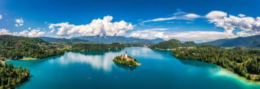 Slovenya 'da Kan Gölü. Güzel dağlar ve küçük hac kilisesi olan Kanlı Göl. Maria 'nın Hacı Kilisesi' yle birlikte adaya ve göle gitti. Kan, Slovenya, Avrupa.