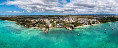 Mauritius sahili Grand Baie, Pereybere North 'taki Mont Choisy plajı manzaralı. Mont Choisy, Mauritius Adası, Afrika halk plajı. Mauritius 'taki Mont Choisy' nin güzel plajı, insansız hava aracı manzarası..