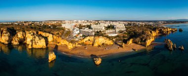 Portekiz 'deki Praia de Dona Ana plajı turkuaz deniz suyu ve kayalıkları ile. Güzel Dona Ana Sahili (Praia Dona Ana) Lagos, Algarve, Portekiz. Praia de Dona Ana Lagos, Algarve, Portekiz 'de.