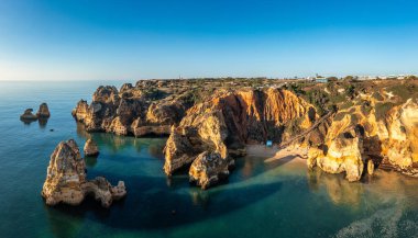 Lagos, Algarve, Portekiz 'deki Camilo plajı (Praia do Camilo). Praia do Camilo, Portekiz 'e giden tahta köprü. Portekiz 'in Algarve bölgesindeki Lagos' taki Praia do Camilo plajının resmi..