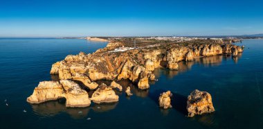 Panoramik görünümü, Algarve Lagos yakınlarındaki Ponta da Piedade, Portekiz. Ponta da Piedade, Algarve bölgesinde, Portekiz'de denizde uçurum kayalar ve turist teknesi. Ponta da Piedade, Algarve region, Portekiz.