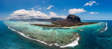 Mauriutius 'taki Le Morne Brabant' ın hava manzarası. Le Morne dağı ve Mauritius 'taki lüks plajlı tropik kristal okyanus. Palmiye ağaçları, beyaz kumlar ve lüks tatil beldeleri olan Le Morne plajı, Mauritius..