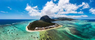 Mauriutius 'taki Le Morne Brabant' ın hava manzarası. Le Morne dağı ve Mauritius 'taki lüks plajlı tropik kristal okyanus. Palmiye ağaçları, beyaz kumlar ve lüks tatil beldeleri olan Le Morne plajı, Mauritius..