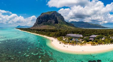Mauriutius 'taki Le Morne Brabant' ın hava manzarası. Le Morne dağı ve Mauritius 'taki lüks plajlı tropik kristal okyanus. Palmiye ağaçları, beyaz kumlar ve lüks tatil beldeleri olan Le Morne plajı, Mauritius..