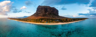 Mauriutius 'taki Le Morne Brabant' ın hava manzarası. Le Morne dağı ve Mauritius 'taki lüks plajlı tropik kristal okyanus. Palmiye ağaçları, beyaz kumlar ve lüks tatil beldeleri olan Le Morne plajı, Mauritius..