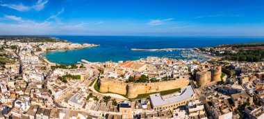 İtalya 'nın güneyinde Salento Yarımadası' ndaki Otranto kasabasının havadan görünüşü, Adriyatik Denizi kıyısında İtalya 'nın (Apulia) en doğu kenti. Otranto şehri, Puglia bölgesi, İtalya.