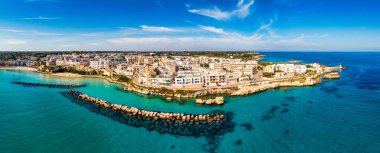 İtalya 'nın güneyinde Salento Yarımadası' ndaki Otranto kasabasının havadan görünüşü, Adriyatik Denizi kıyısında İtalya 'nın (Apulia) en doğu kenti. Otranto şehri, Puglia bölgesi, İtalya.