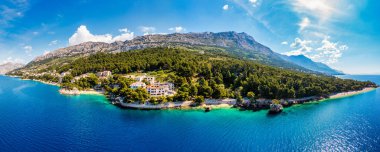 Hırvatistan, Makarska Riviera 'da güzel Brela. Adriyatik Denizi, turkuaz, temiz su ve beyaz kumla. Hırvatistan 'ın Makarska Riviera, Dalmaçya bölgesindeki Brela sahili ve liman manzarası.