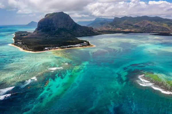 Mauritius Adası manzarası ve ünlü Le Morne Brabant dağı, güzel mavi göl ve su altı şelalesi. Le Morne Brabant Yarımadası ve Sualtı Şelalesi, Mauritius.